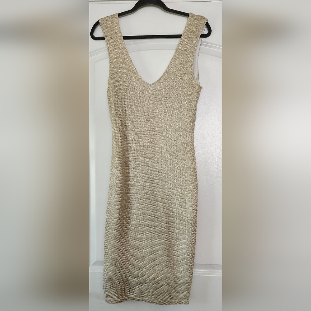 VENUS CREAM AND GOLD METALLIC COLOR VNECK DRESS SIZE M